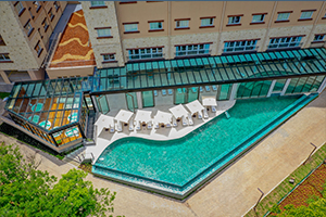 Vista aérea da piscina do Wydham Gramado