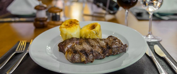 Os melhores restaurantes de hotéis de Gramado privilegiam as carnes