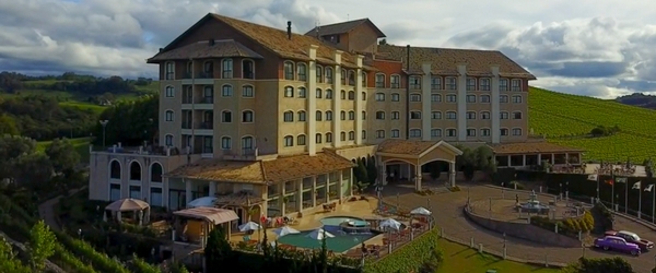 O magnífico Hotel Spa do Vinho Autograph Collection, construído no alto de uma colina no Vale dos Vinhedos