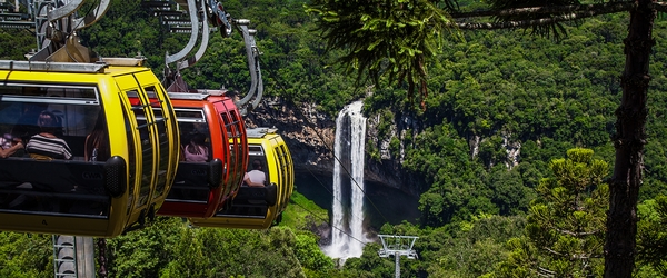 Os teleféricos proporcionam uma vista sensacional da Cachoeira do Caracol, que tem 131 metros de altura.