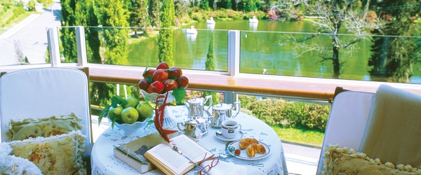 Café da manhã, almoço e jantar com vista para o Lago Negro: uma exclusividade da Estalagem St. Hubertus.
