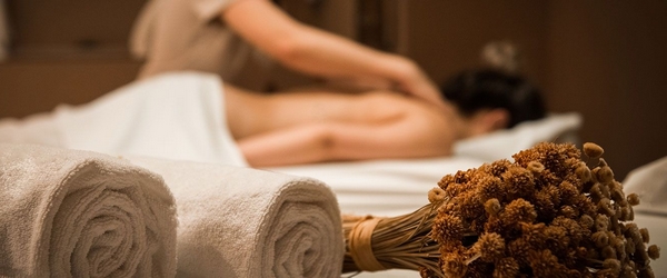 Massagens e tratamentos relaxantes são oferecidos no Natin Spa, do Wish Serrano.