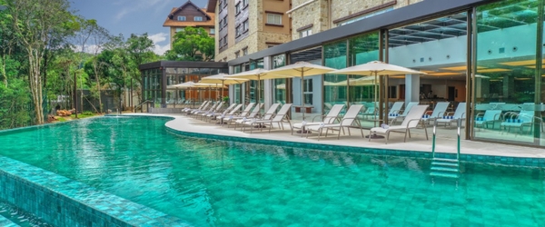 Uma das luxuosas piscinas do Wyndham Gramado Termas Resort & Spa.