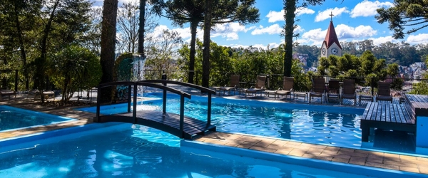 Muito bem localizado, o Wish Serrano oferece lindas vistas de Gramado, como essa, a partir de suas piscinas externas.