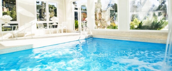 A piscina coberta da Estalagem St. Hubertus proporciona banhos deliciosos e relaxantes.