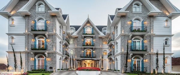 A bela fachada do Hotel Colline de France, que está entre os melhores hotéis temáticos de Gramado.
