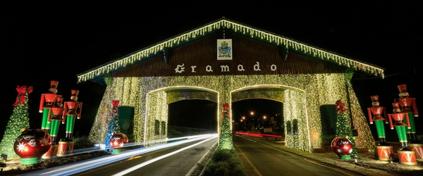 Durante o Natal Luz, a cidade de Gramado fica inteiramente iluminada e repleta de eventos acontecendo em diversos lugares.