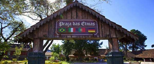 A Praça das Etnias, que celebra os colonizadores de Gramado.