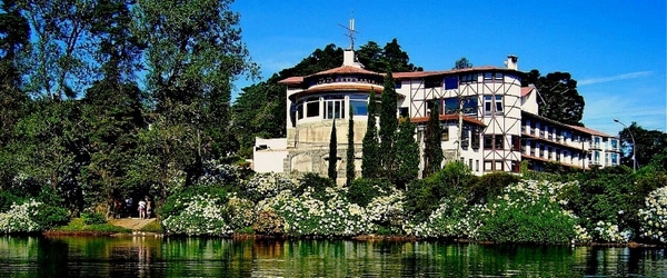 Um dos hotéis mais espetaculares de Gramado, a Estalagem St. Hubertus fica à beira do lindo Lago Negro.