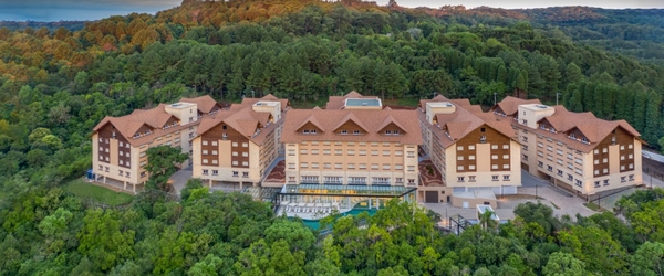 O Wyndham Gramado Termas Resort & Spa, próximo aos parques temáticos Snowland e Acquamotion.