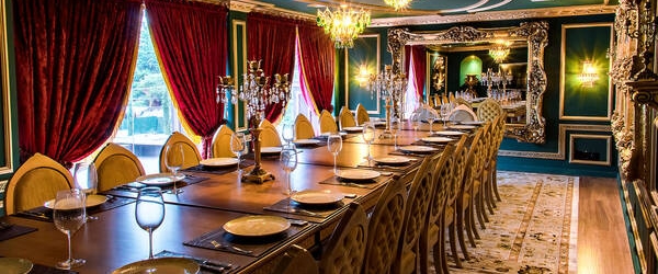 O restaurante George III proporciona uma incrível viagem ao Reino Unido do século XIX, época da Era Vitoriana.