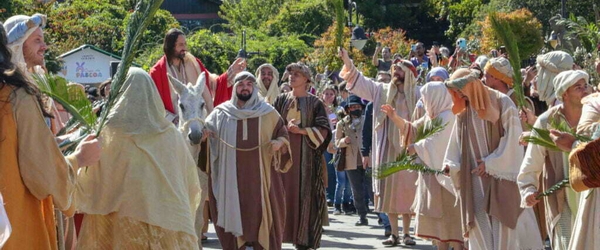 Durante o período de celebração da Páscoa, o Gramado Aleluia emociona o público com apresentações religiosas repletas de simbolismo e beleza.