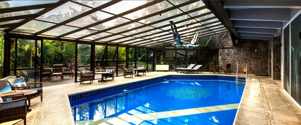 Um resort oferece experiências que tornarão sua viagem ainda mais especial, como essa piscina coberta e aquecida do Hotel Casa da Montanha.