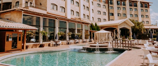 A elegante piscina do Hotel & Spa do Vinho, construído em estilo toscano.