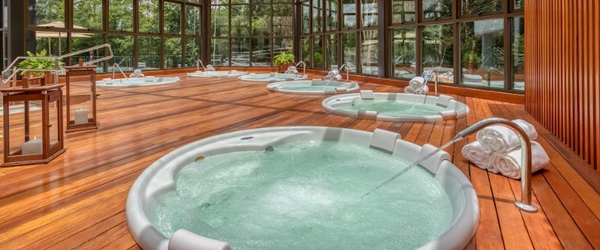 No Wyndham Gramado há várias banheiras de hidromassagem para os hóspedes relaxarem.