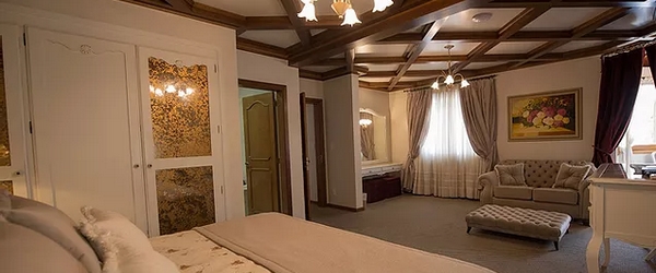 As acomodações dos resorts de Gramado são muito aconchegantes, como a Suíte King, do Hotel Ritta Höppner.