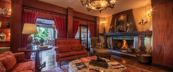Os ambientes dos resorts transmitem muito romantismo, como a sala de estar do Hotel Casa da Montanha, com lareira.