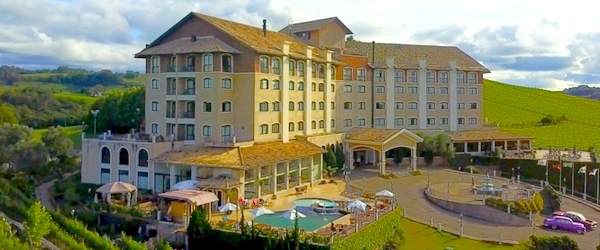 O Hotel & Spa do Vinho Autograph Collection, em estilo toscano, está localizado em Bento Gonçalves.
