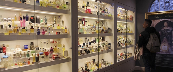 Centenas de perfumes de várias partes do mundo estão no Fragram Museu do Perfume, inclusive um feito a pedido do imperador francês Napoleão Bonaparte.