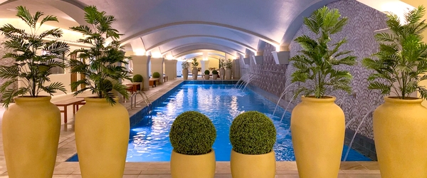 A linda piscina coberta do resort.