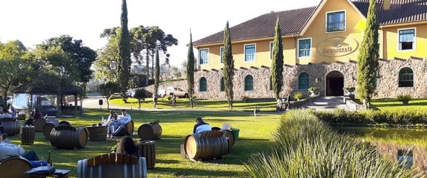Na charmosa Vinícola Ravanello, os visitantes aprendem sobre o processo de produção dos vinhos.
